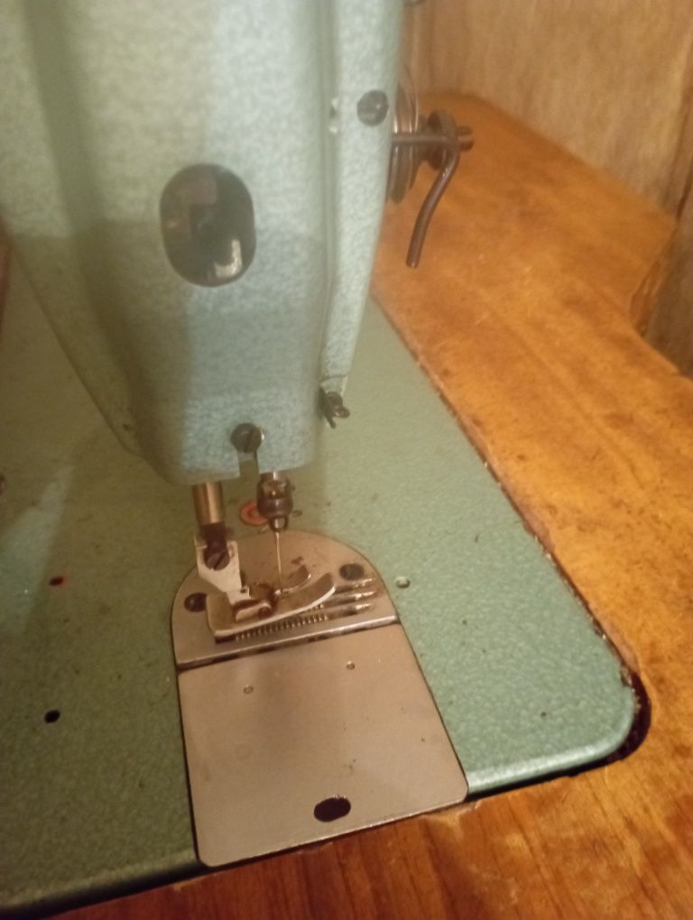 Промислова швейна машинка