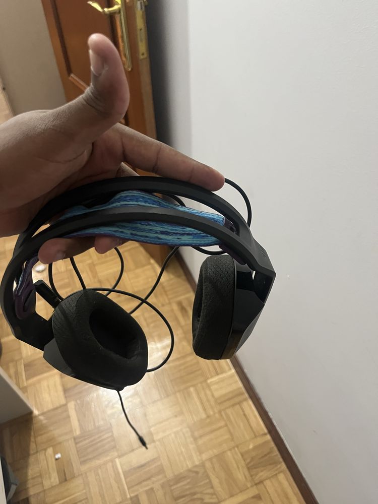Vendo uns Fones gamers da logitech G335