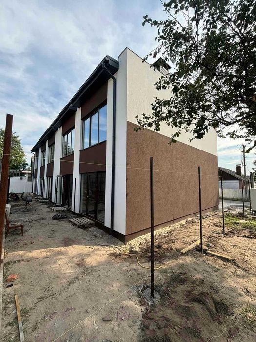 Новий таунхаус з червоної цегли в центральній частині міста. Галина