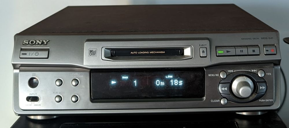 Leitor e gravador Minidisc da Sony com largura de Mini Hi-Fi.