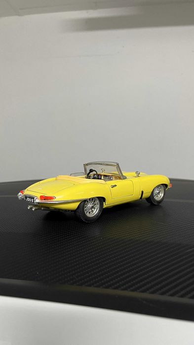 Burago Jaguar E Cabriolet 1/18