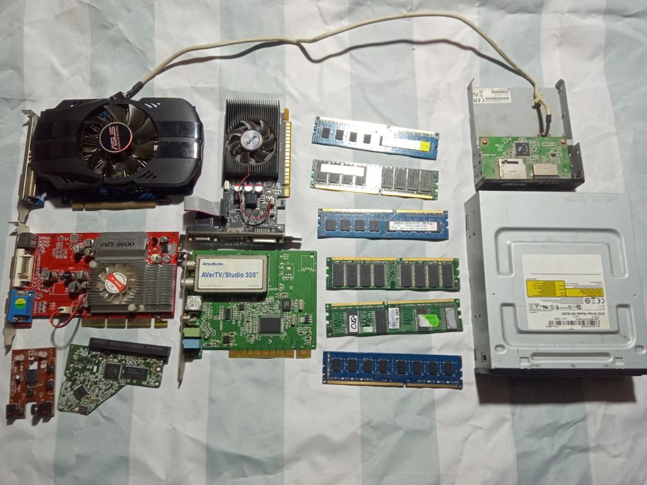 Материнські плати телефони радіо деталі