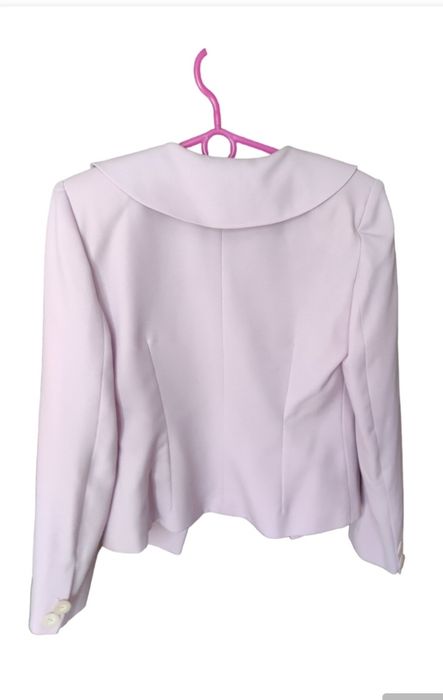 Śliczny kostium damski w pastelowym kolorze