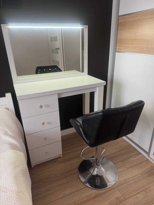 Nowoczesna toaletka z lustrem LED i fotelem używane w dobrym stanie