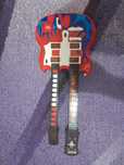 Elektryczna gitara new style gra i świeci