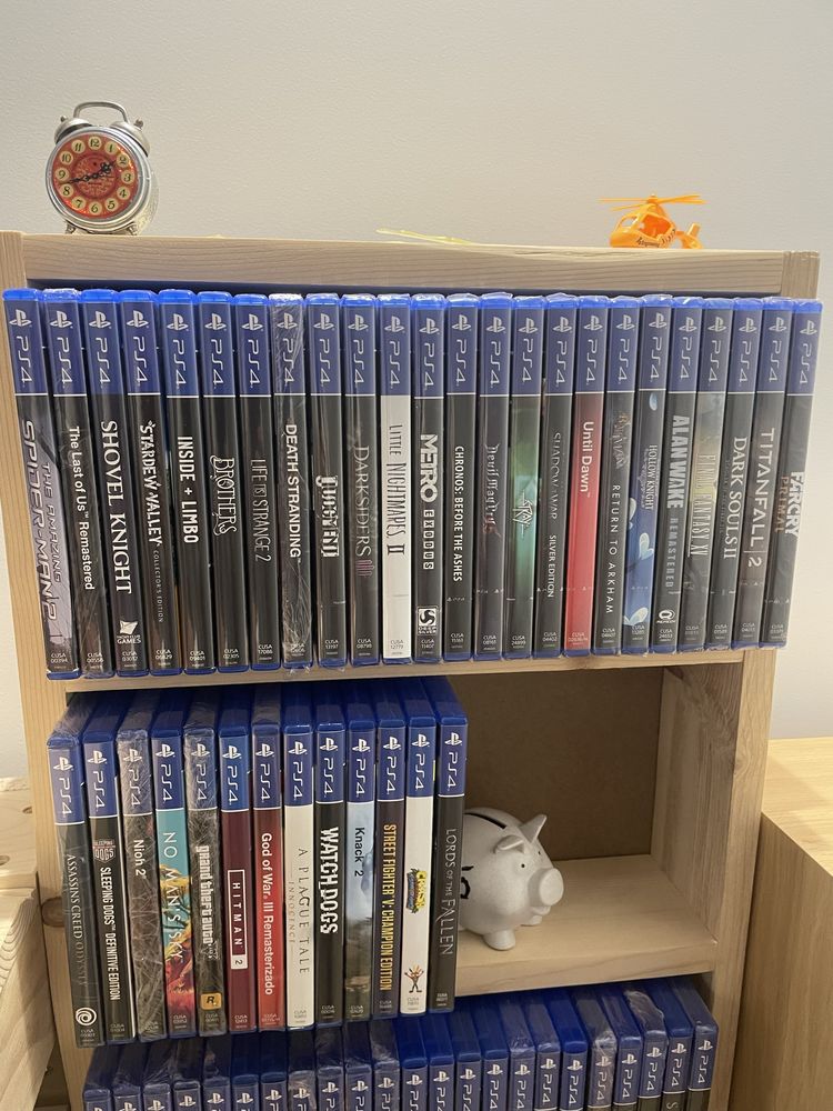 Ps4 pro com 2 comandos e 112 jogos.