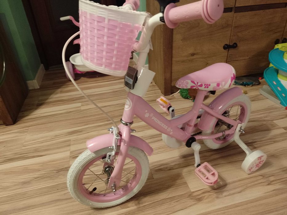 Rowerek dla dziewczynki z bocznymi kółkami