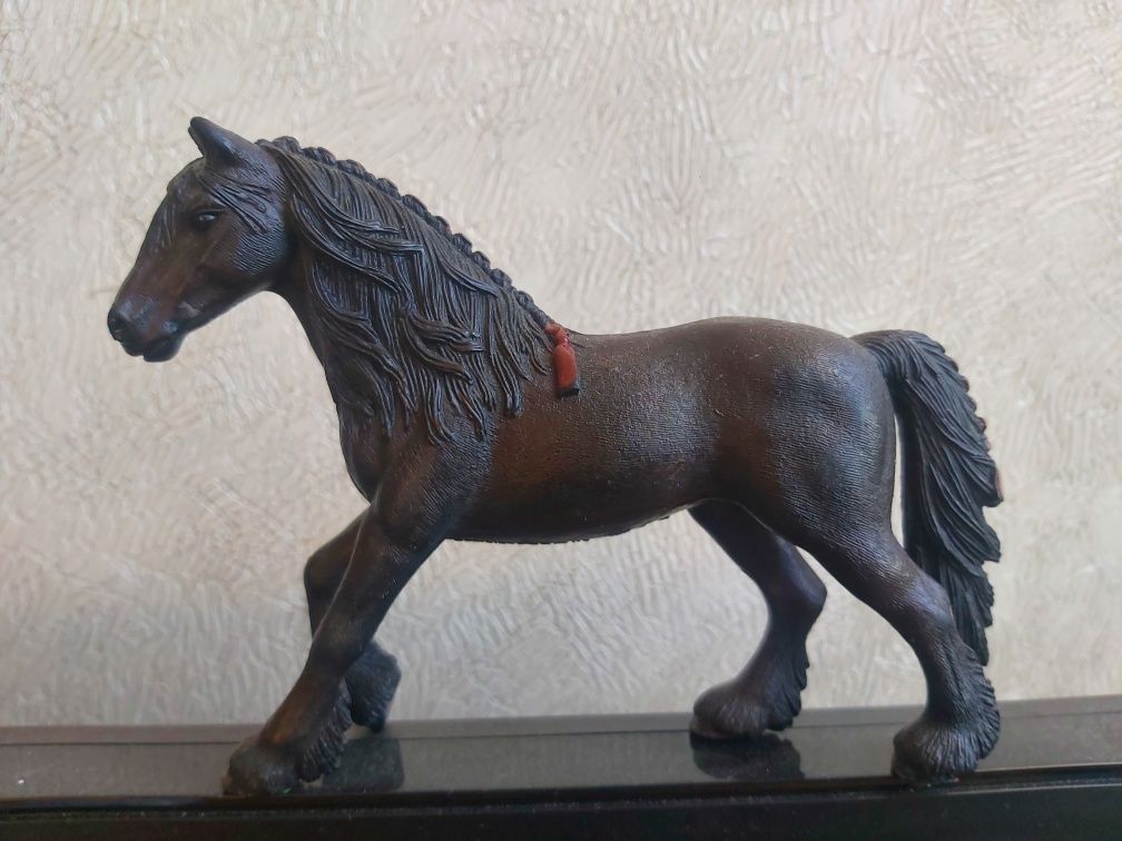 Колекционая лошадь Фризская кобила шляйх