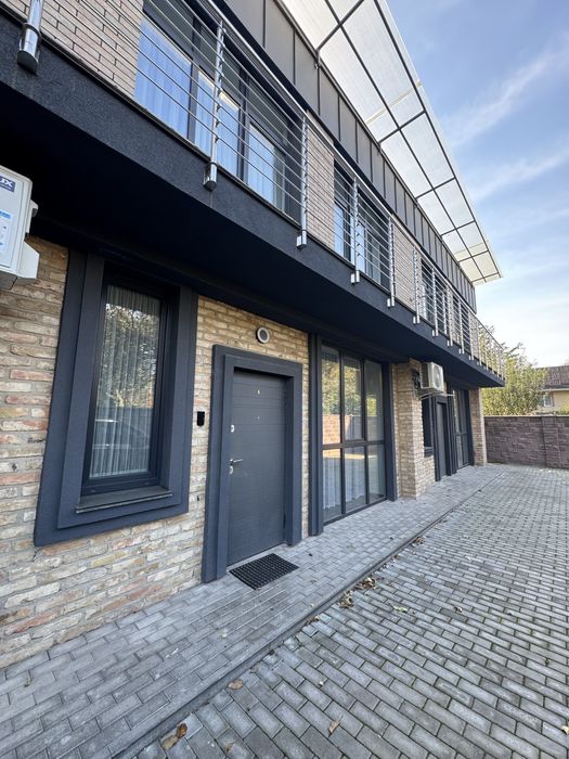 Сучасний котедж 70 м2 з власним подвірʼям та паркомісцем!