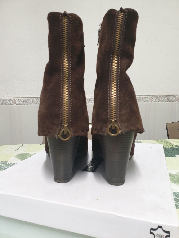 Botas de senhora em pele