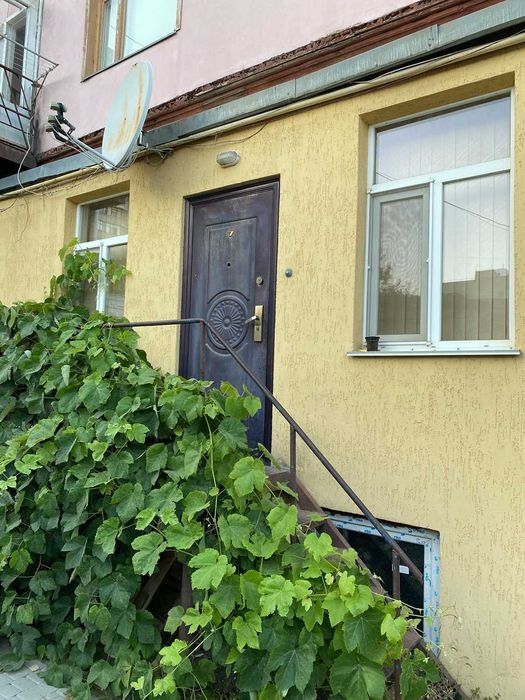 Продам 4-х комнатную квартиру на земле в центре.