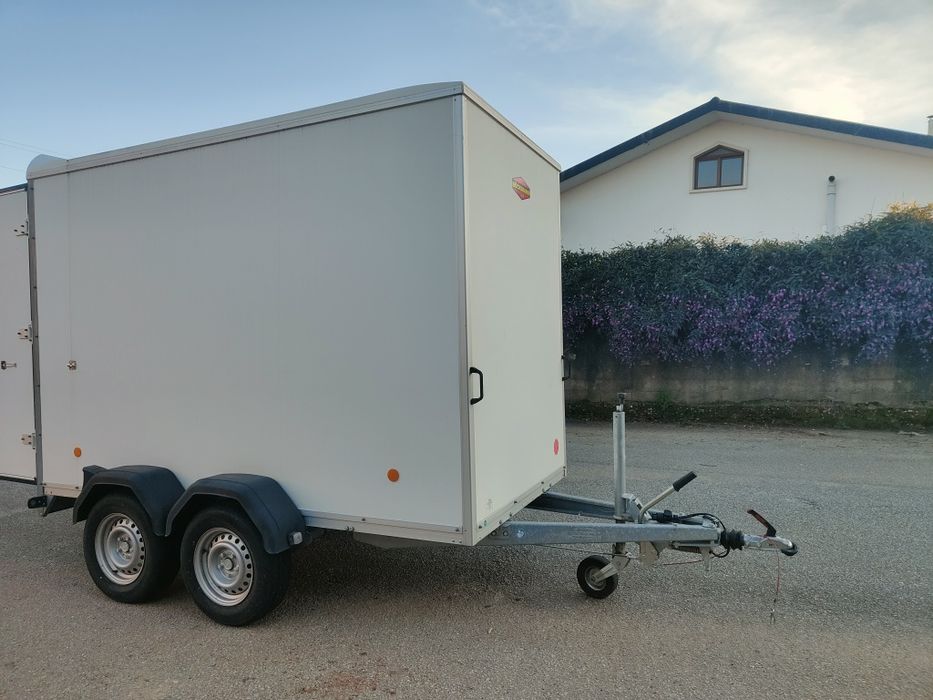 Atrelado de carga fechado