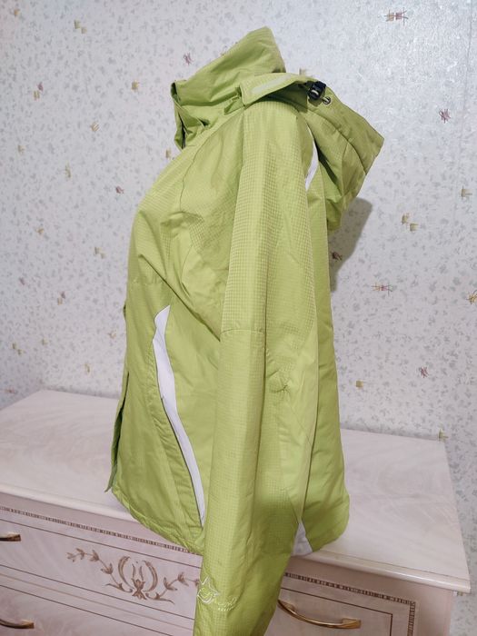 Продам теплую спортивную куртку женскую зима L/48