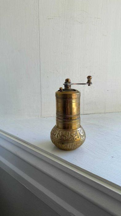 Восточная декоративная мельница для специй, перцемолка, бронзовая.