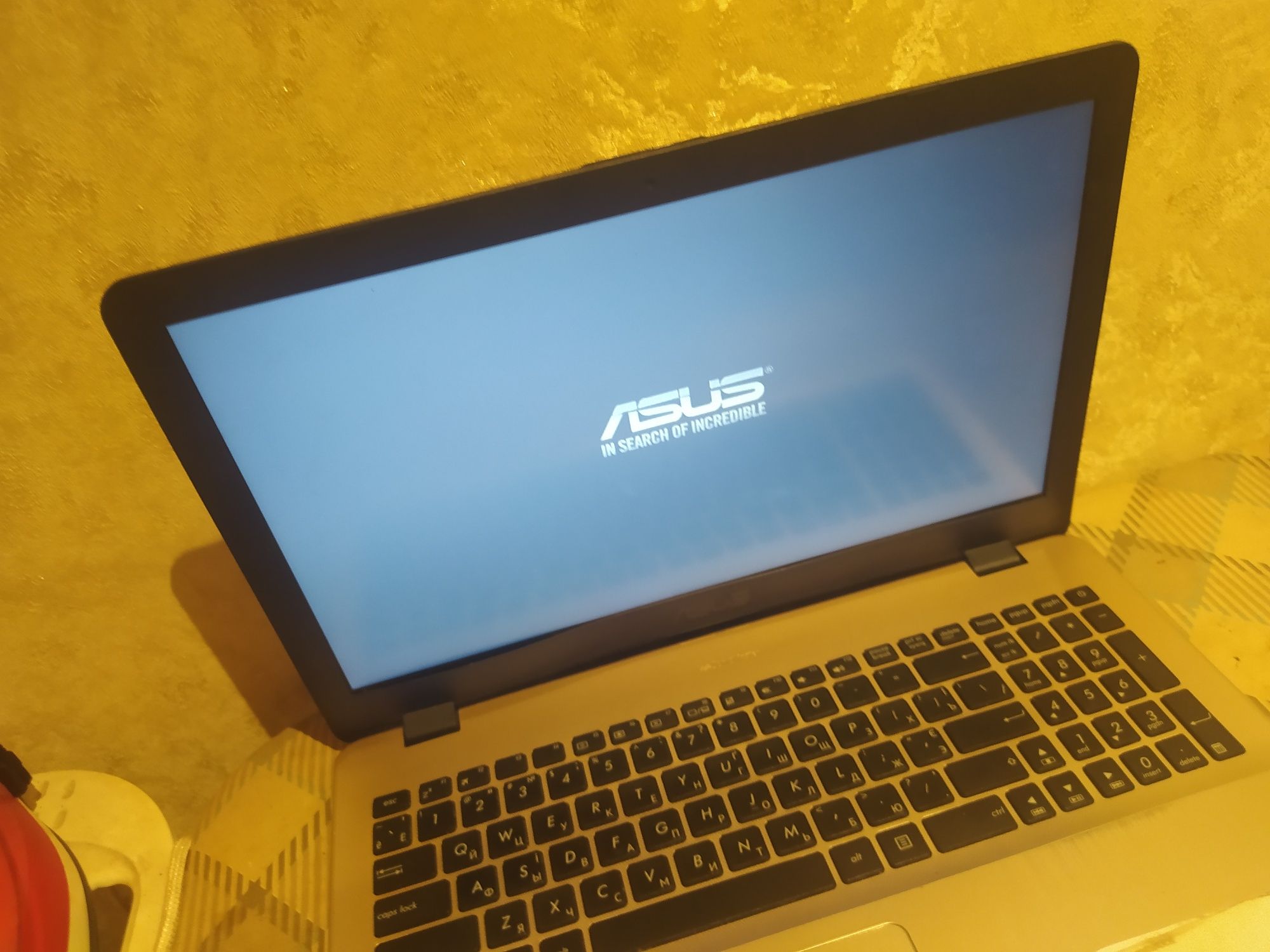 Продам ноутбук asus r542 u
