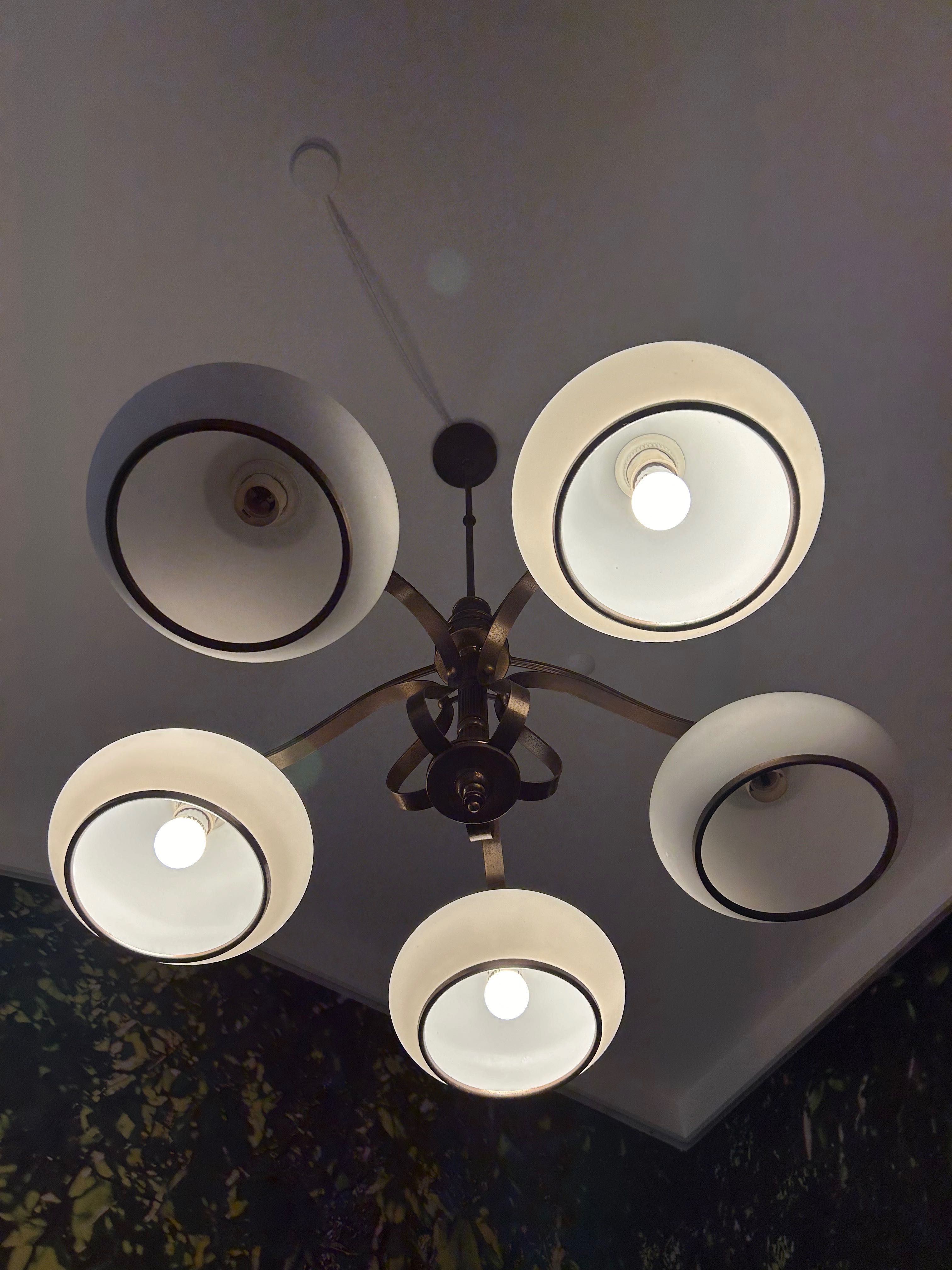Żyrandole, lampy i kinkiety