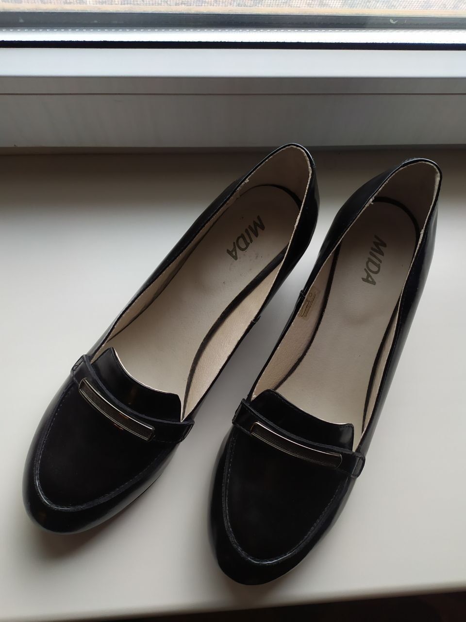 Стильные туфли Mida из натуральной кожи на каблуке черные модные