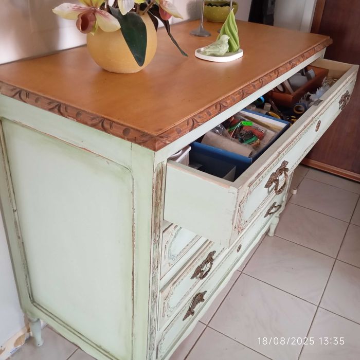 Cómoda vintage estilizada.