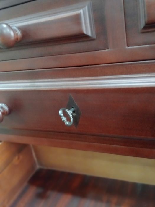 Cómoda ou camiseiro em madeira maciça