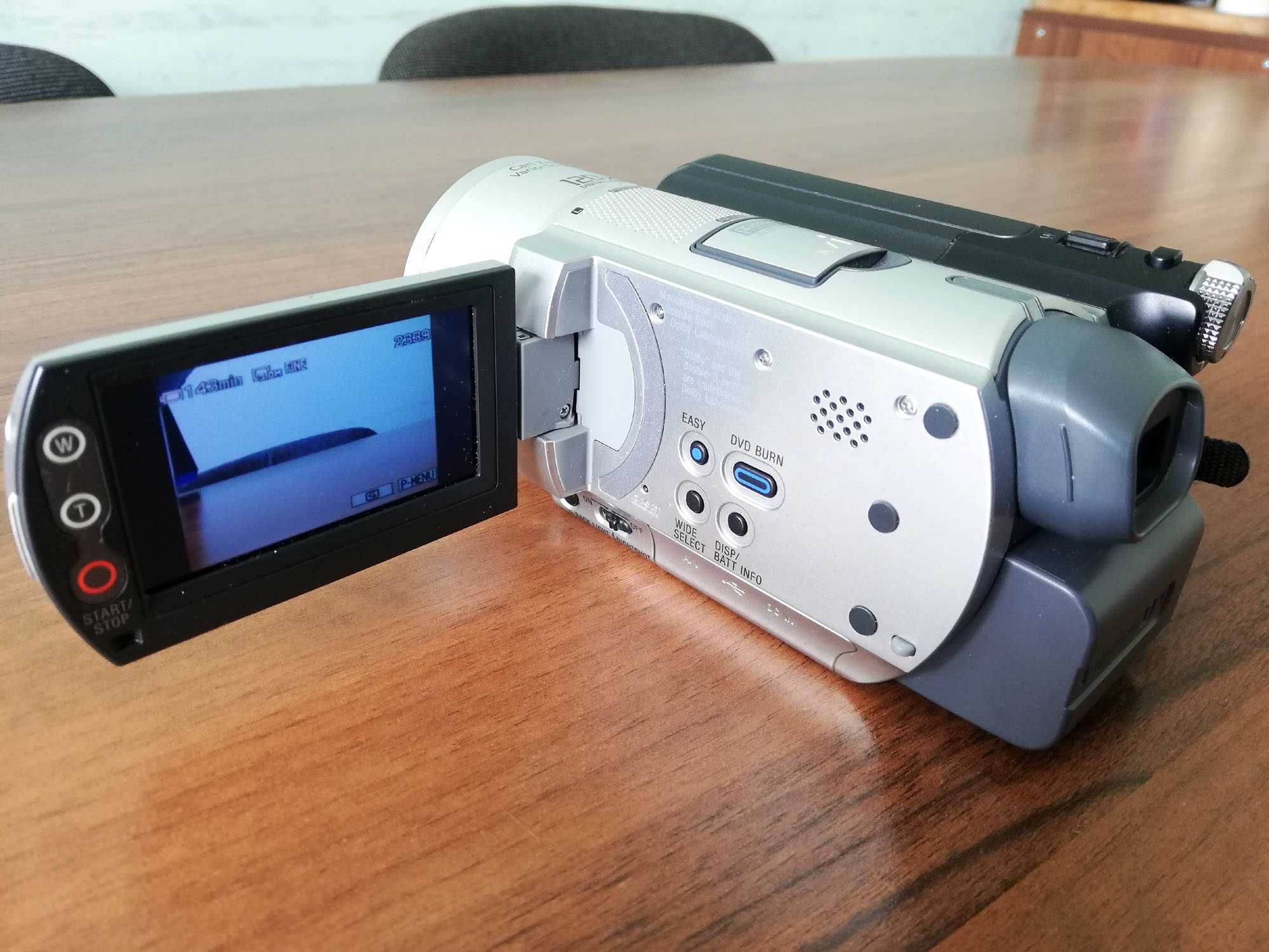 Японська компактна цифрова відеокамера Sony HandyCam DCR-SR100E