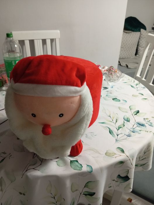 Krzesełko w ubiorze Mikołaja