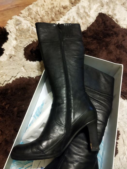 Продам женские сапоги.