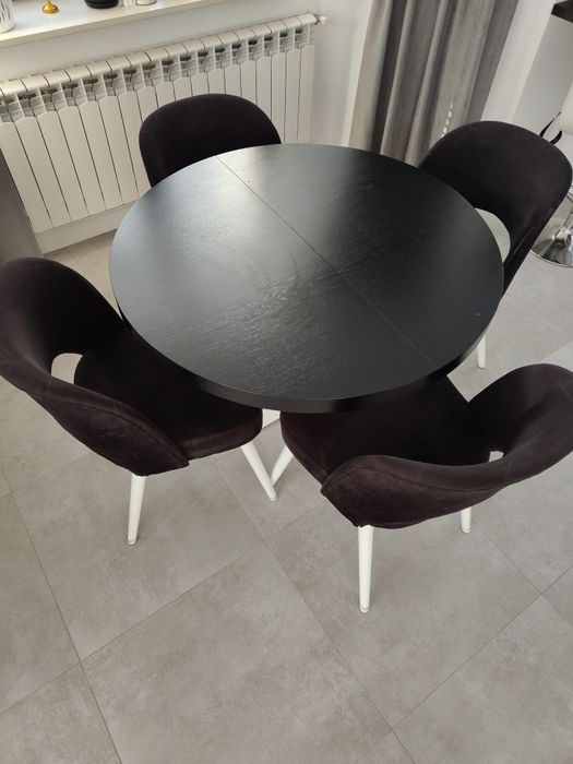 Stół okrągły z krzesłami