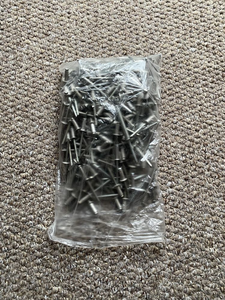 Zestaw 300 szt. nity zrywalne metalowe budowlane nit