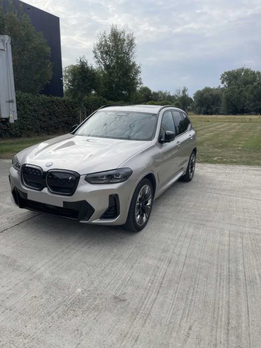 BMW iX3      2023