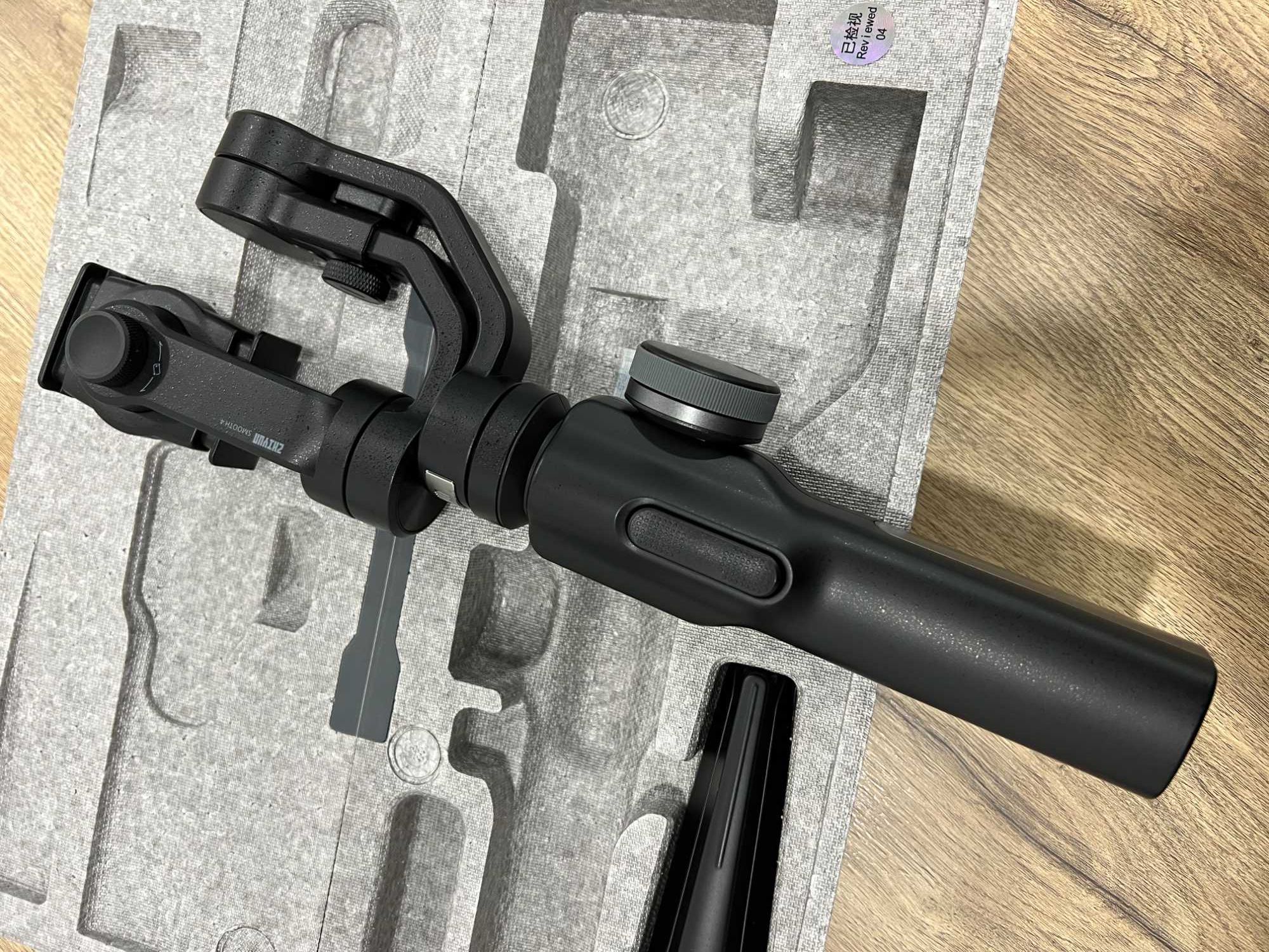 Estabilizador ZHIYUN Smooth 4 p/ telemóvel  Pouco Usado