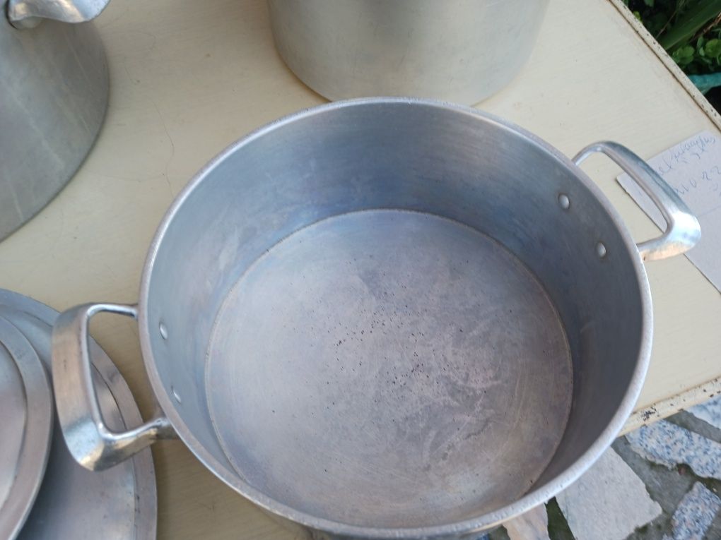 Conjunto de dois tachos e uma panela de pressão em aluminío fundido