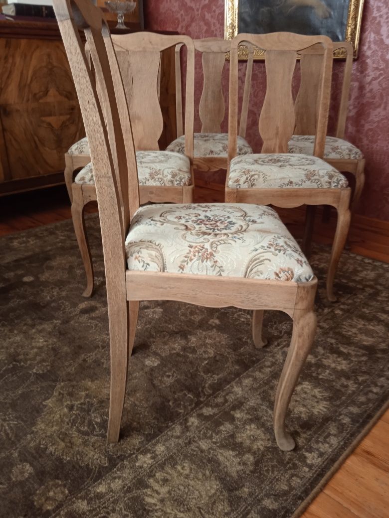 Stare dębowe krzesła