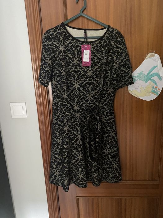 Vestido preto /dourado com cinto