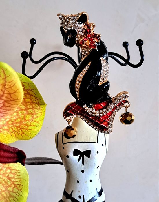 Metalowa broszka damska