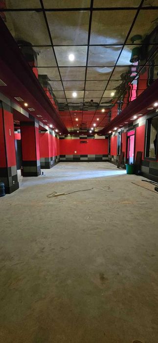 Фасадное большое помещение с широкой витриной и большим торговым залом