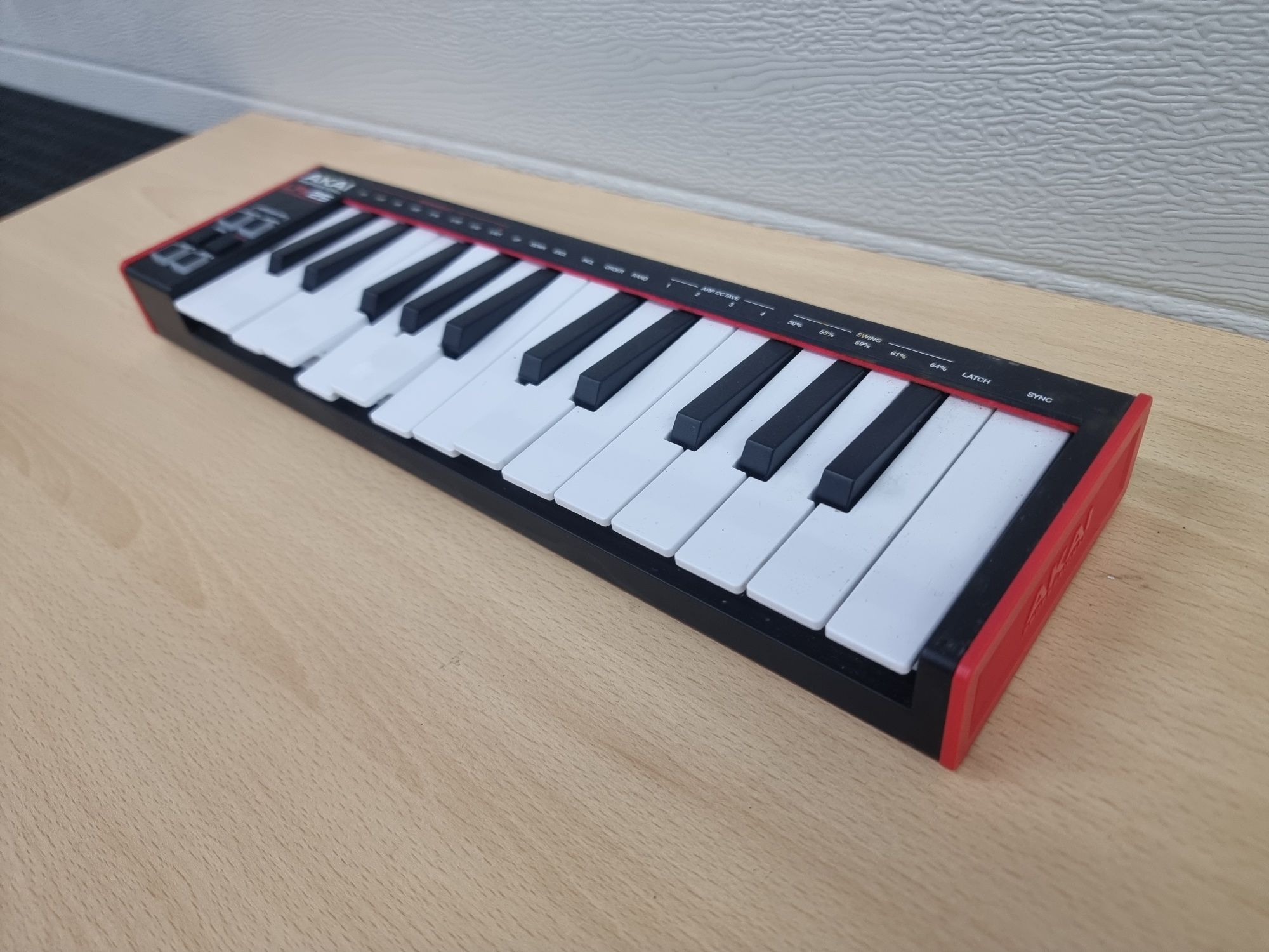 Uszkodzona klawiatura midi Akai LPK 25 NIE URUCHAMIA SIĘ.