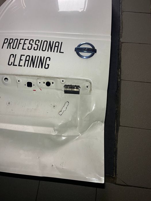 Задні двері нісан нв200