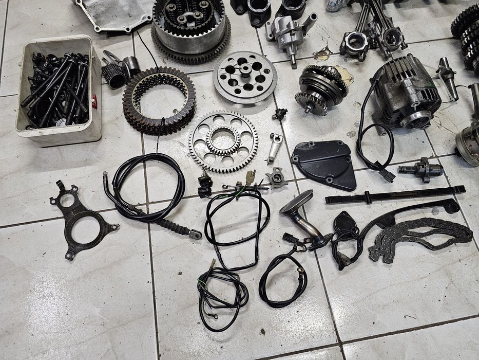 Suzuki GSXR 750 silnik części GSX-R wał głowica skrzynia kapa zębatka