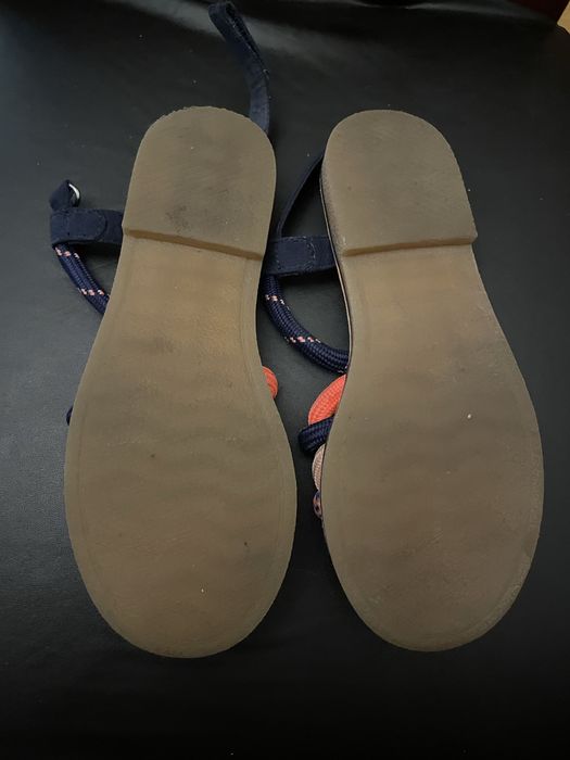 Sandalia azul, marca Zara