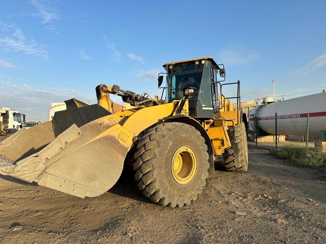 Послуги фронтального навантажувача CAT 966 GC та JCB 467 ZX