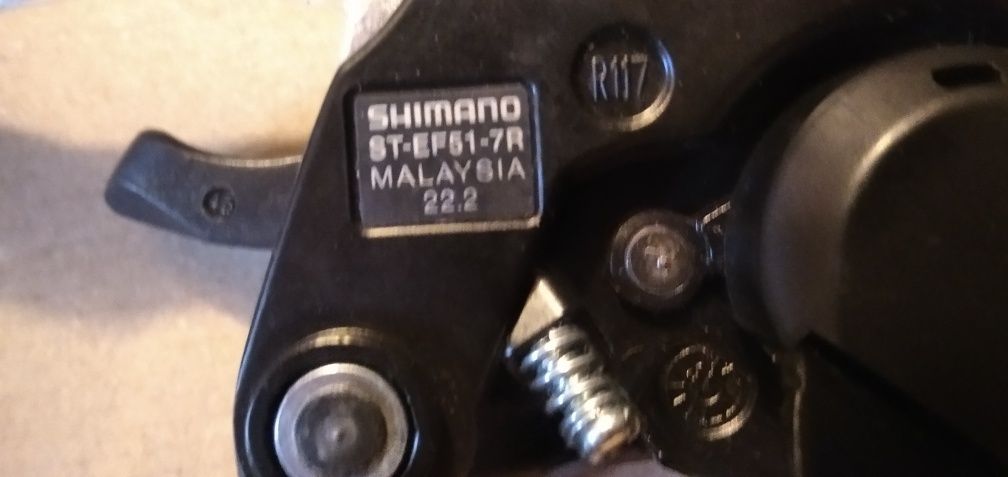 Sprzedam nową klamkomanetkę Shimano ST-EF51-7R