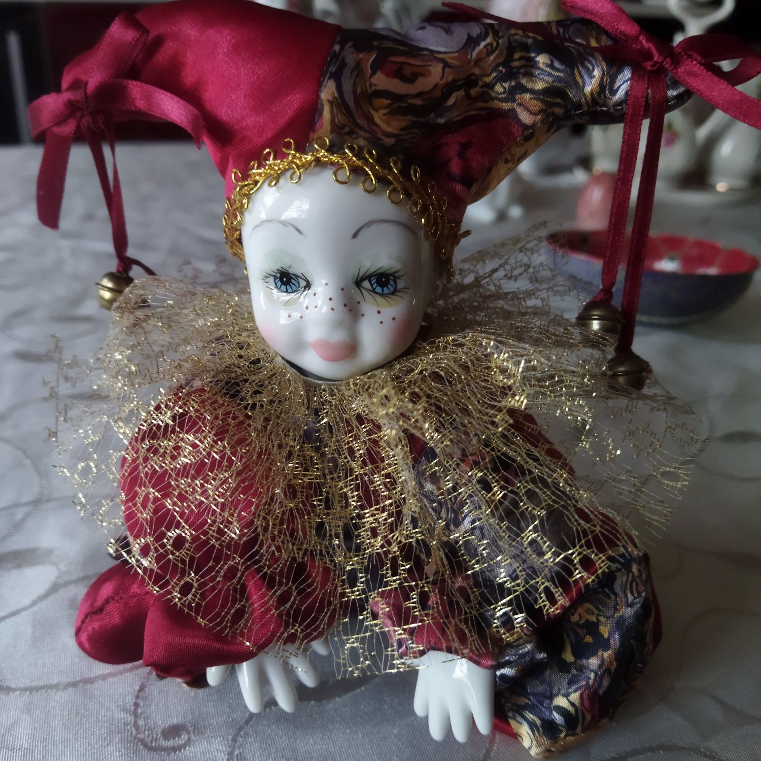 Porcelanowa lalka arlekin