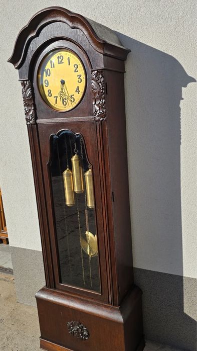 Stary zegar LFS stojący