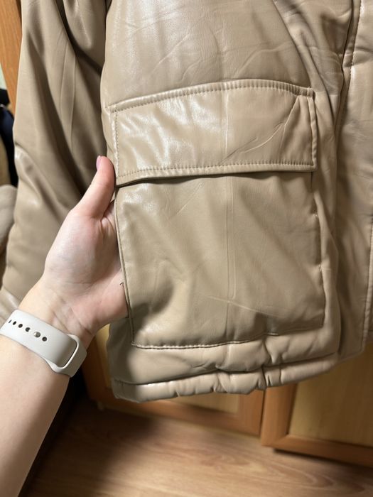 Куртка бежева із шкірзаму