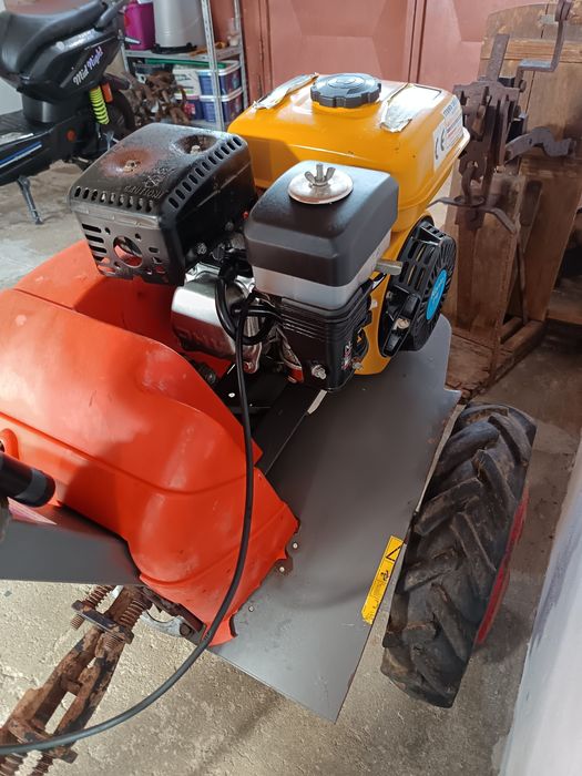 Moto enxada com alfaias