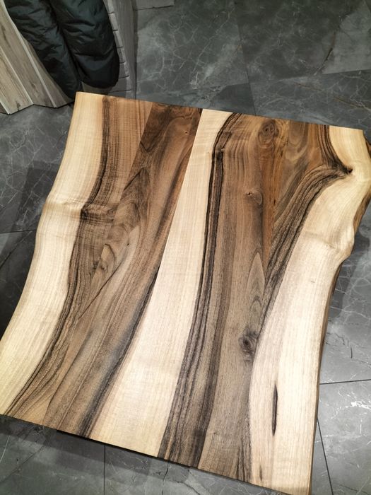 Piękny stolik z orzecha laskowego