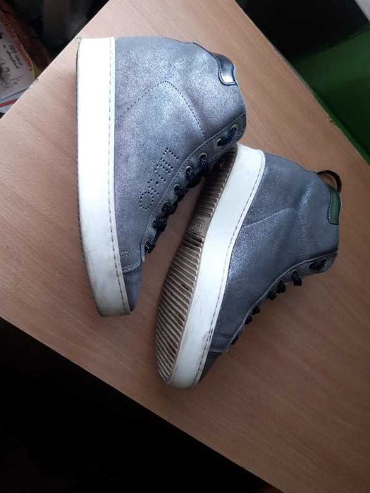 Buty wiązane na platformie r.38 srebrne, siwe z brokatem