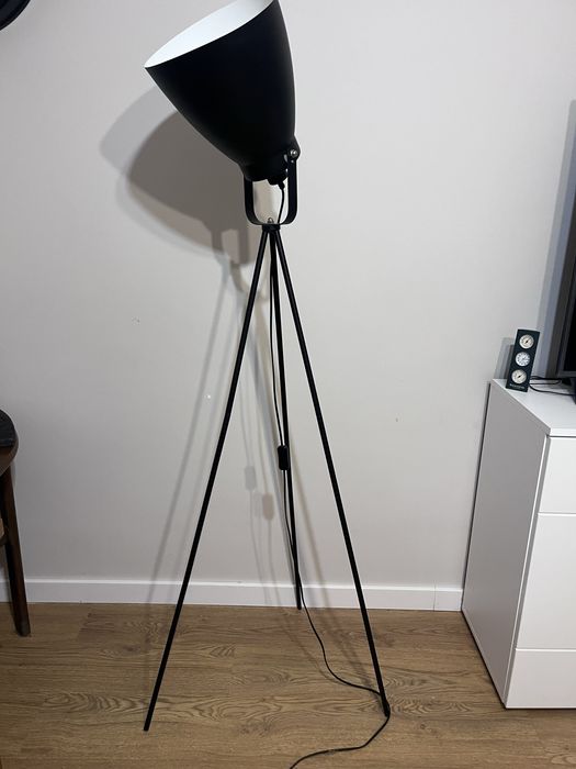 Czarna lampa podlogowa