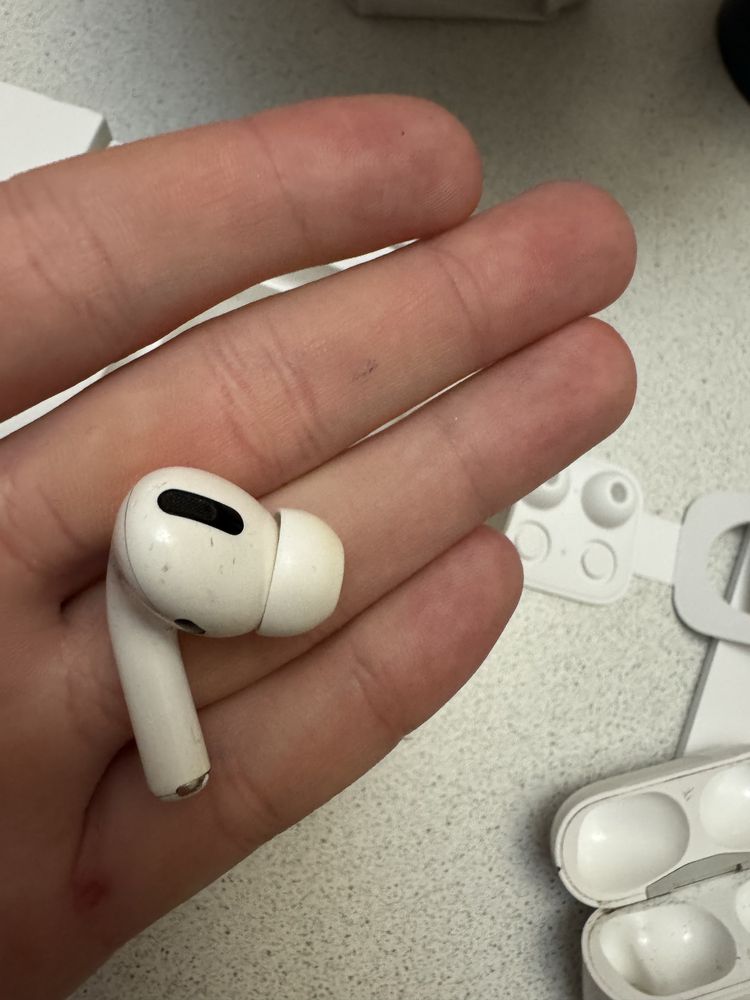 Airpods pro лівий навушник та кейс