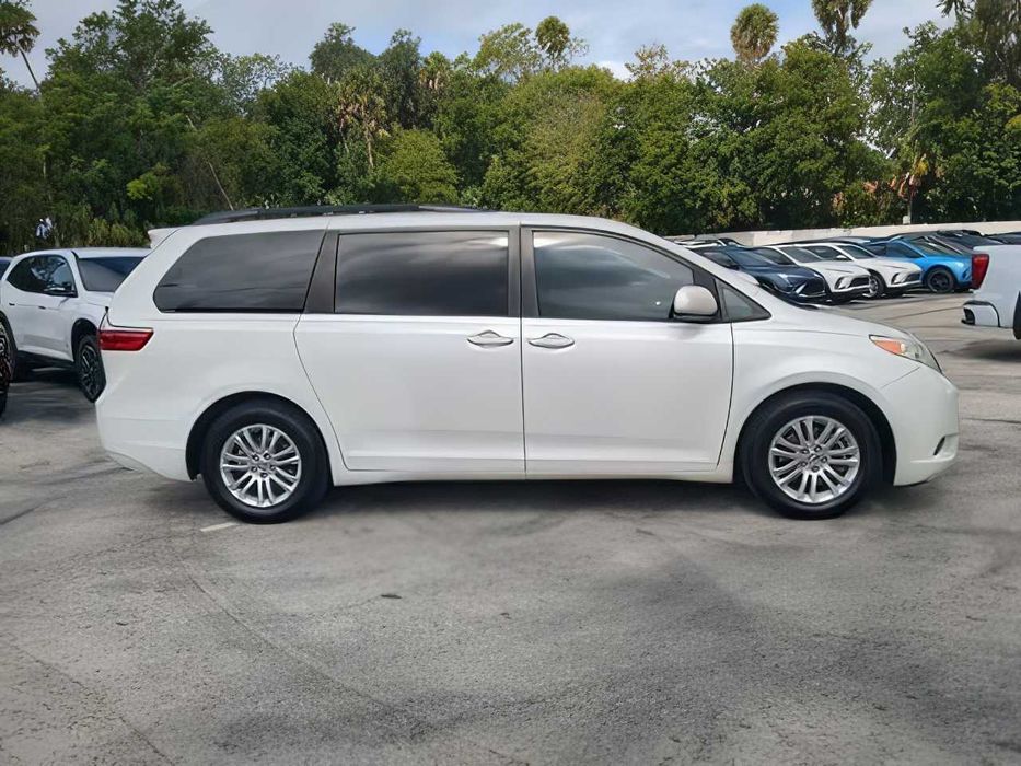 Toyota Sienna      2015